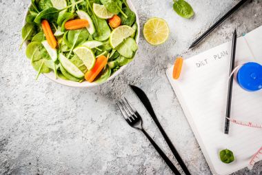 Diyet planı kilo kavramı, çatal ile taze sebze salatası, 