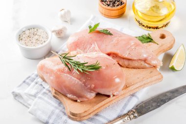 Çiğ et, tavuk göğsü fileto, zeytin yağı, otlar ve baharatlar