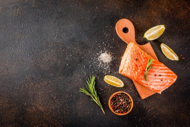 Taze çiğ balık somon, baharatlar, kireç, biberiye ile biftek filetosu