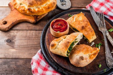 Calzone ıspanak ve peynir ile