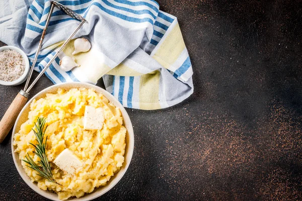 Purè di patate all'aglio fatto in casa, purè bollito, su ruggine scura — Foto Stock