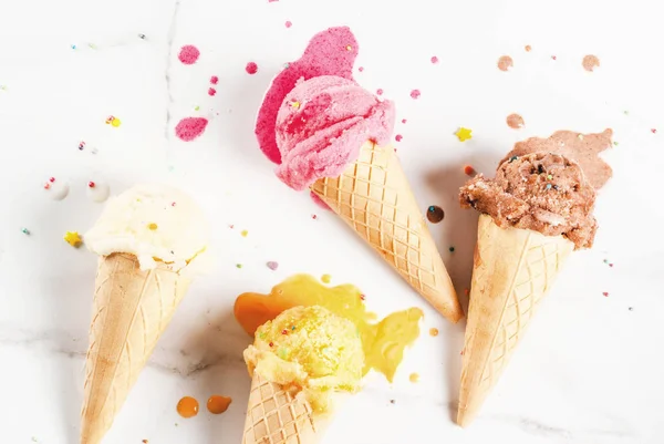 Homemade berry vanilla caramel chocolate ice cream in waffle con — Stock Photo, Image