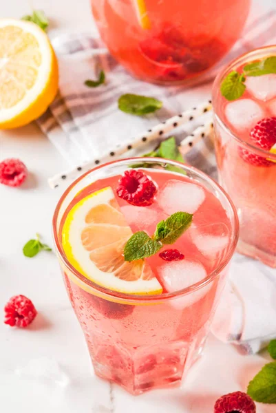 Bebidas refrescantes de verão, frutas e bagas framboesa mojito ou le — Fotografia de Stock