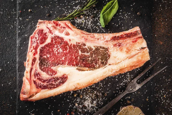 Ham sığır eti striplon kaburga eti ile baharat, mermer otlar,