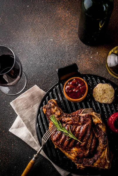 Свежее мясо на гриле бифштекс с красным вином, травами и шпиком — стоковое фото