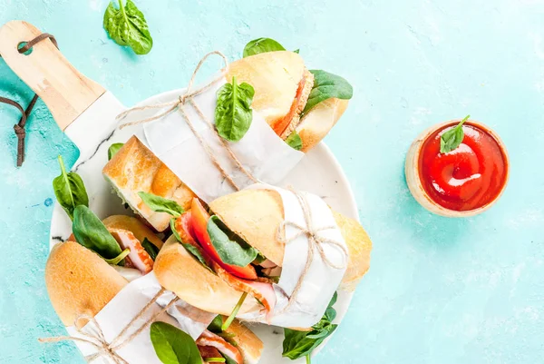 Sandwich de baguette fresco con tocino, queso, tomates y espinacas — Foto de Stock