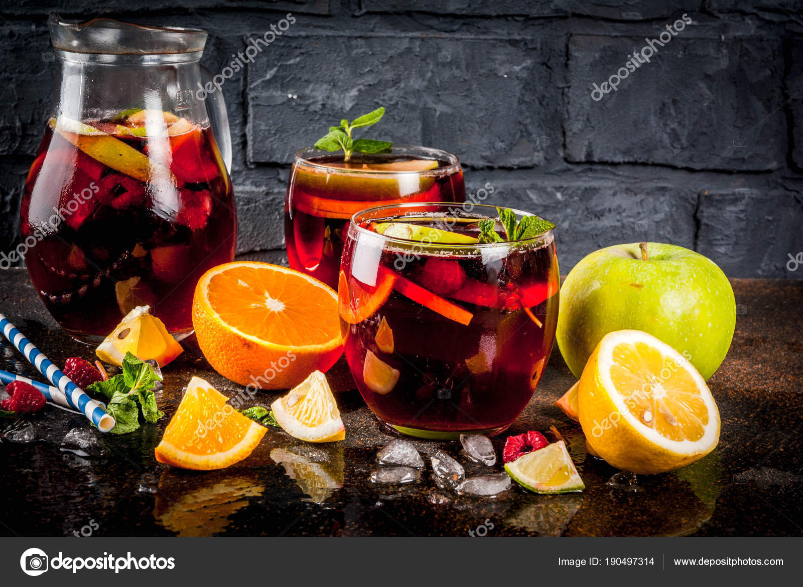 Cocktail freddo estivo, frutta e bacca vino rosso sangria ...