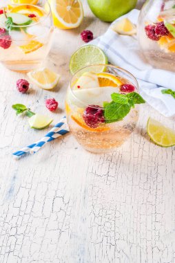 Yaz soğuk kokteyl, meyve ve meyve sangria apple ile beyaz, 