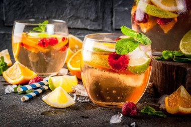 Yaz soğuk kokteyl, meyve ve meyve sangria apple ile beyaz, 