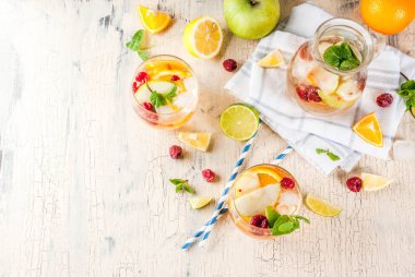 Yaz soğuk kokteyl, meyve ve meyve sangria apple ile beyaz, 