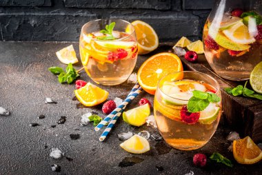 Yaz soğuk kokteyl, meyve ve meyve sangria apple ile beyaz, 