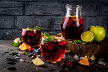 Yaz soğuk kokteyl, meyve ve meyve kırmızı şarap sangria ile Uygula