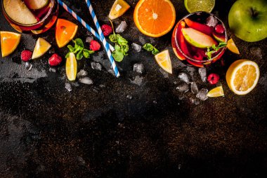 Yaz soğuk kokteyl, meyve ve meyve kırmızı şarap sangria ile Uygula