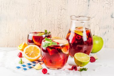 Yaz soğuk kokteyl, meyve ve meyve kırmızı şarap sangria ile Uygula