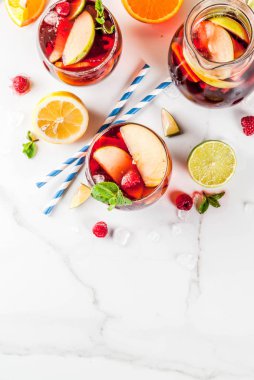 Yaz soğuk kokteyl, meyve ve meyve kırmızı şarap sangria ile Uygula