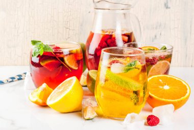 Yaz soğuk kokteyl, üç meyve ve meyve sangria içki dizi