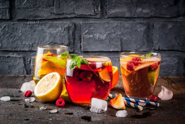 Yaz soğuk kokteyl, üç meyve ve meyve sangria içki dizi