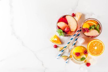 Yaz soğuk kokteyl, üç meyve ve meyve sangria içki dizi