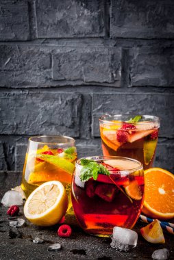 Yaz soğuk kokteyl, üç meyve ve meyve sangria içki dizi