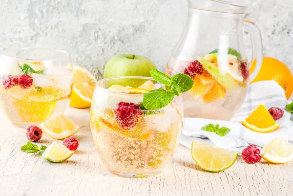 Sommaren kall cocktail, frukt och bär vit sangria med apple, — Stockfoto