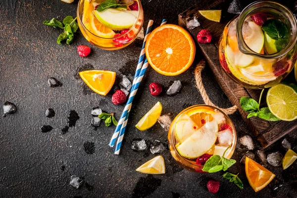 Sommaren kall cocktail, frukt och bär vit sangria med apple, — Stockfoto