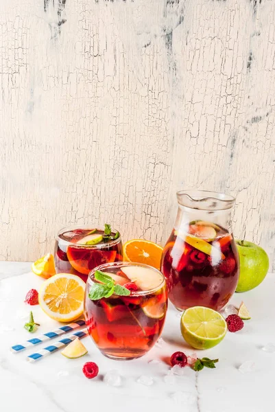 Летний холодный коктейль, фруктово-ягодное красное вино сангрия с appl — стоковое фото