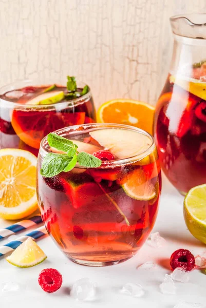 Sommaren kall cocktail, frukt och bär rött vin sangria med appl — Stockfoto