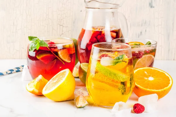 Cóctel frío de verano, juego de tres bebidas de sangría de frutas y bayas — Foto de Stock