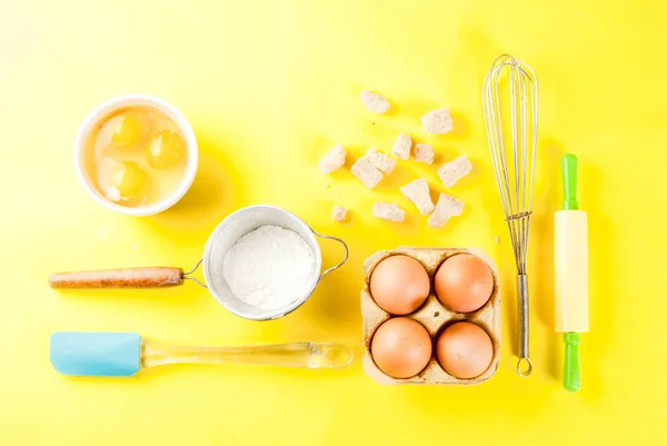 Інгредієнти та посуд для випічки — стокове фото