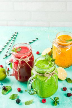 Renkli meyve ve sebze smoothies