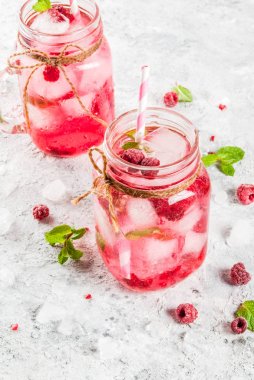 Ahududu Sangria, limonata veya Mojito
