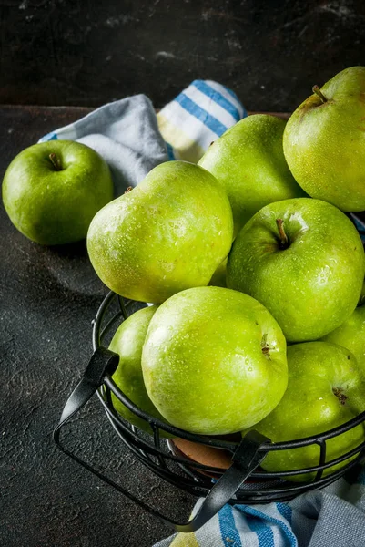 Fresh farm green apples — Stock Photo, Image