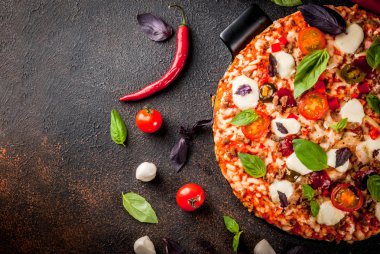 malzemeler ile İtalyan pizza
