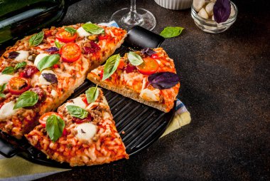 Pizza ve kırmızı şarap.