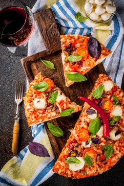 Pizza ve kırmızı şarap.