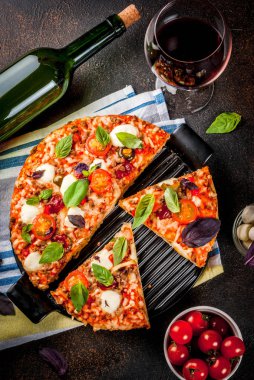 Pizza ve kırmızı şarap.