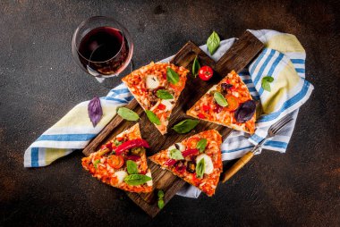 Pizza ve kırmızı şarap.