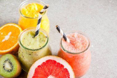 Çeşitli tropikal meyve smoothies