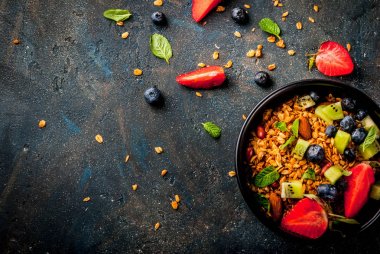 Granola ile fındık, taze meyveler ve meyve