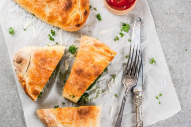 Calzone ıspanak ve peynir ile