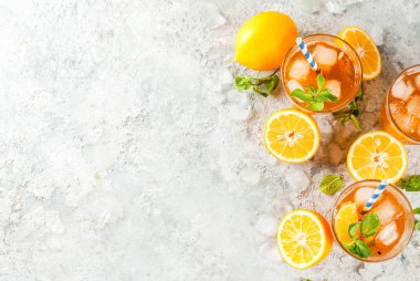 Limonlu ve naneli buzlu çay.