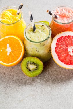 Çeşitli tropikal meyve smoothies