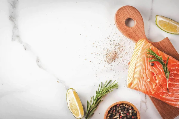 Taze Çiğ somon steak fileto