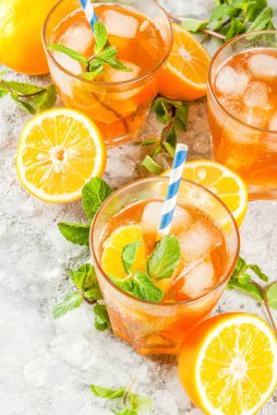 Limonlu ve naneli buzlu çay.