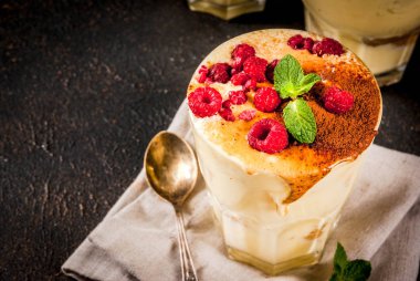 Nane ve ahududu ile tiramisu