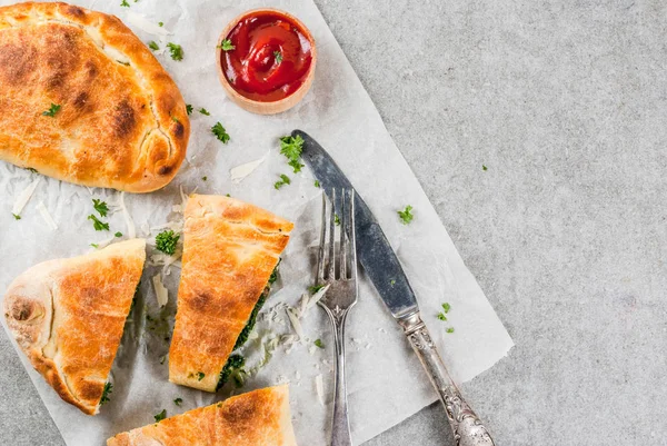 Calzone ıspanak ve peynir ile