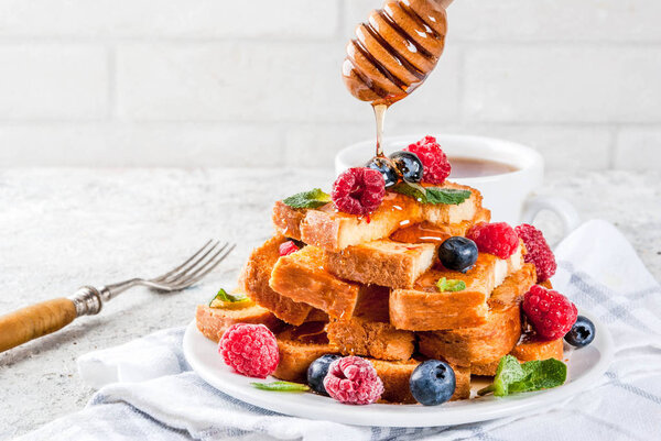 Выпеченные французские тосты с ягодами
