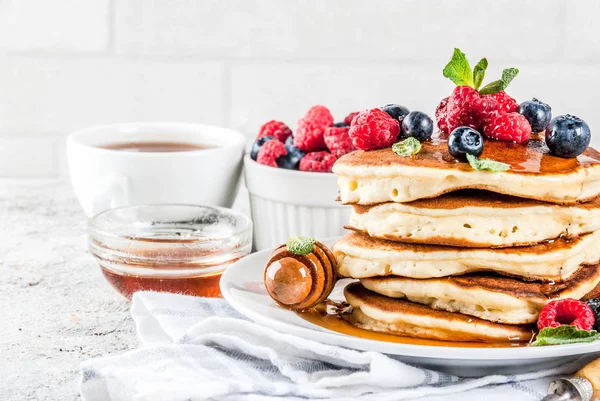 Pancake Amerika dengan buah berry segar — Stok Foto