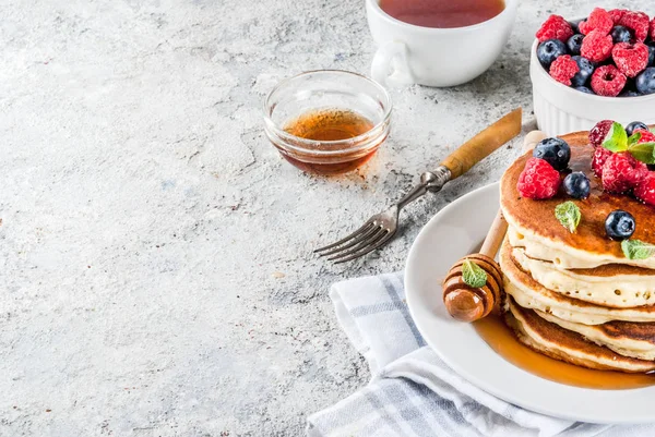 Amerikaanse pannenkoeken met verse bessen — Stockfoto