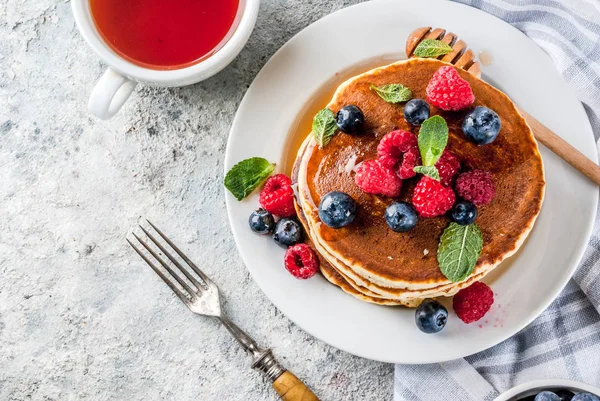 Amerikaanse pannenkoeken met verse bessen — Stockfoto